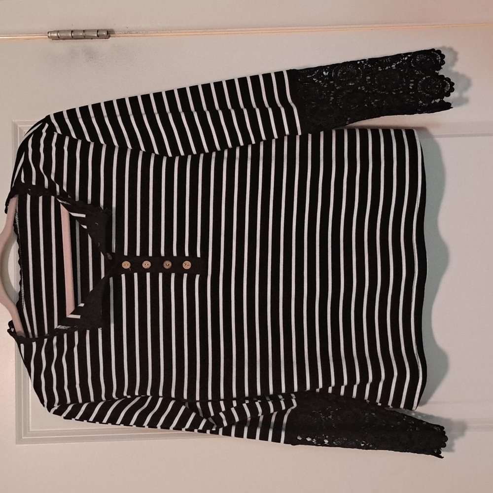 EUC striped boutique top partial lace sleeves - Firm price
